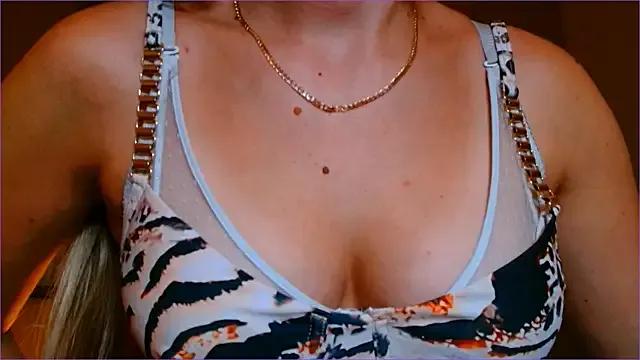 BluueSilk on StripChat 